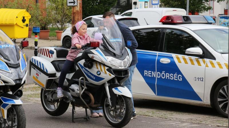 A család útnak indult: mindenki szabályosan előzte meg a többieket – Szabolcsban már megérkezett a győztes!