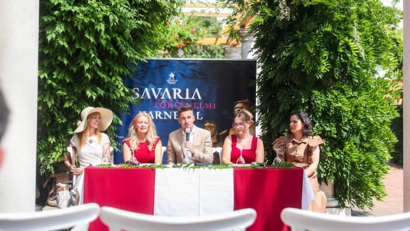 A Savaria Történelmi Karnevál idén is izgalmas programokkal várja az érdeklődőket, és a jó hír, hogy a rendezvény hosszabb ideig tart, hiszen négynaposra bővült! Fedezd fel az esemény részleteit, és merülj el a történelem és a kultúra varázslatos világába