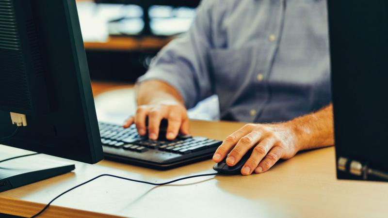Felnőtt férfiak keresnek fiatal lányokat különböző, nagy létszámú Facebook-csoportokban.