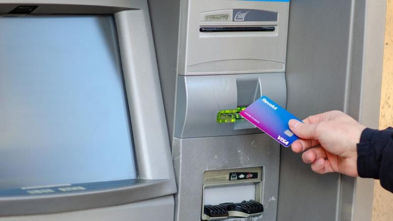 Egy pici figyelmetlenség, és már el is tűnt a bankkártyád az ATM csapdájában!