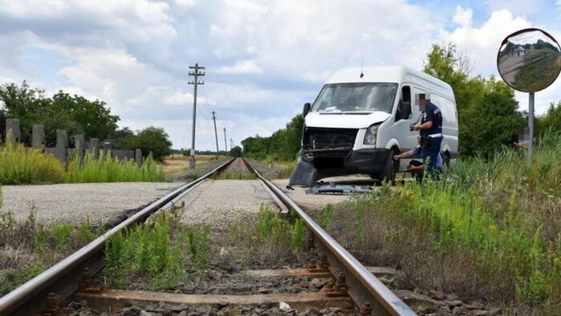 Baleset következett be egy vasúti átjáróban: a képeken jól látható a súlyos ütközés következményei.