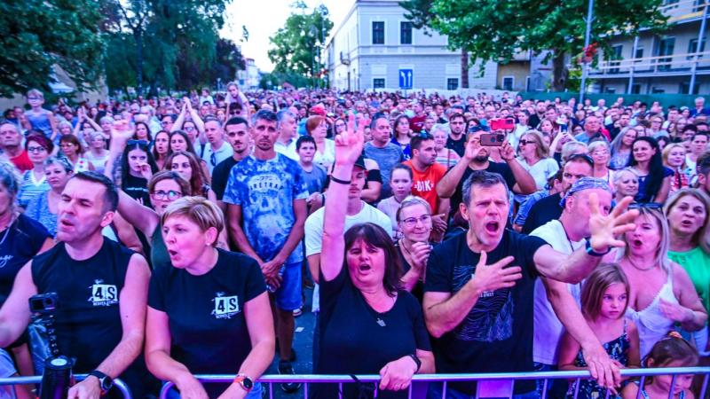 Lenyűgöző parti hangulatot teremtett a 4S Street zenekar, akik fergeteges előadásukkal varázsolták el a közönséget (galéria)