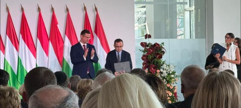 Dr. Glässer Norbert, az óbecsei származású neves kulturális antropológus, Magyar Arany Érdemkereszt kitüntetésben részesült. Ezzel a rangos elismeréssel munkásságát és a kultúrák közötti párbeszéd előmozdításáért tett erőfeszítéseit méltatták.