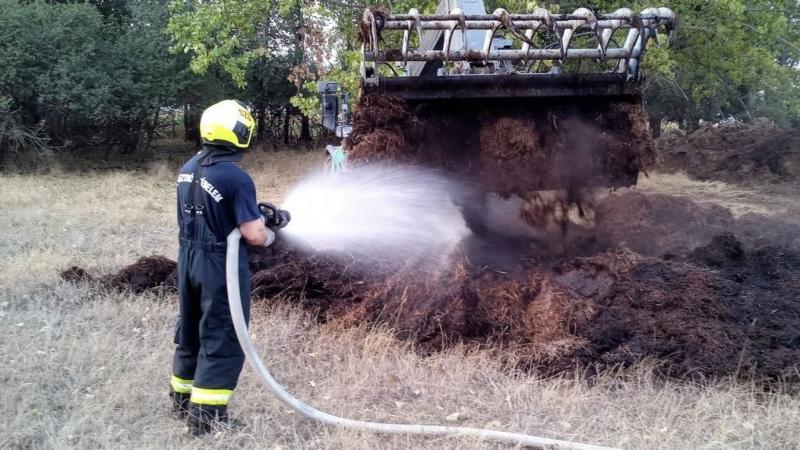 Lángokban álló trágya és egy kidőlt fa okozott feladatot a tűzoltók számára.