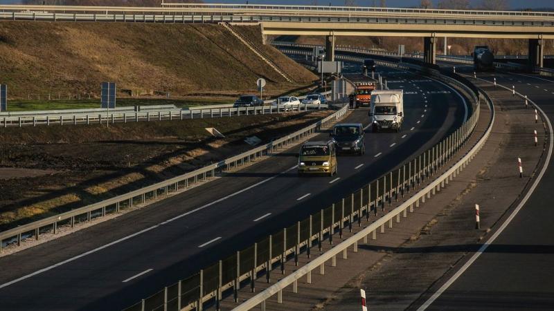 Rendkívüli baleset rázta meg az M35-ös autópályát, ahol a debreceni rendőrök egy szokatlan eszközzel, egy telefontöltő kábellel mentettek meg egy életet.