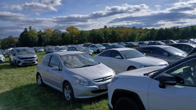 A tömeg egyre csak gyűlik, a parkoló már most majdnem teljesen megtelt: megérkezett a Velemi Gesztenyenapok, és az ajtó nagy csattanással nyílt ki! Készüljetek fel a fotók tengerére!