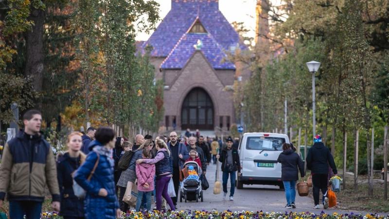 A Debreceni Köztemető különleges eseményekkel várja az érdeklődőket Mindenszentek és Halottak Napja alkalmából.