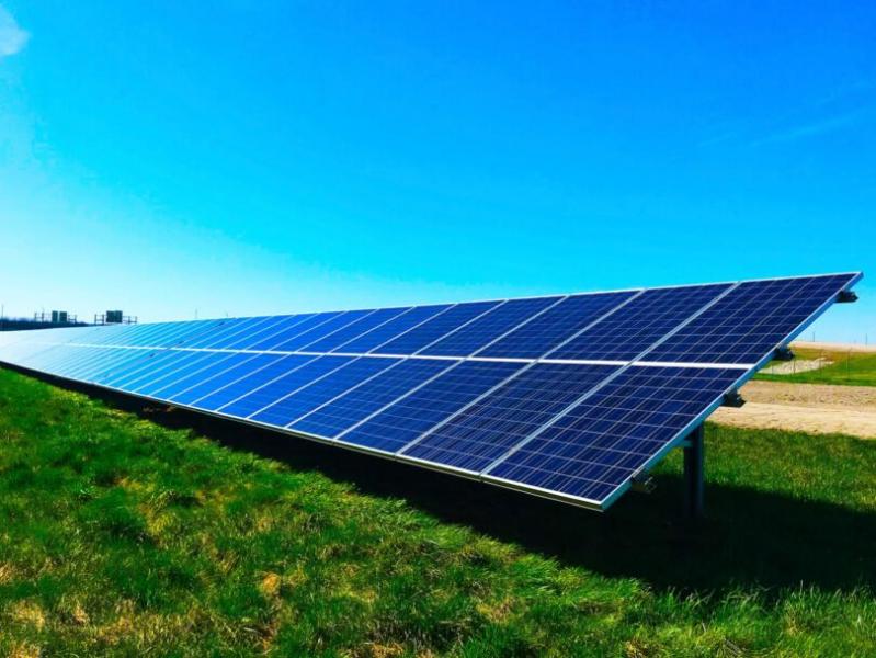 Erdély legújabb napelemparkját ünnepélyes keretek között adták át, jelezve ezzel a fenntartható energia felé tett fontos lépést. A rendezvényen a helyi közösség tagjai, szakértők és a projektben részt vevő vállalatok képviselői gyűltek össze, hogy megisme