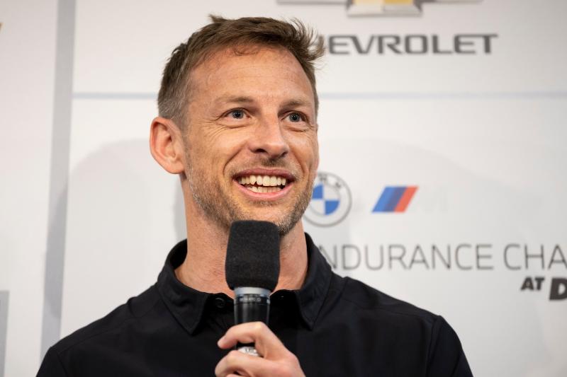 A nyílt utcán történt egy meglepő incidens, amikor az F1-es világbajnok és felesége áldozatul estek egy tolvajnak. A feleség dühösen reagált a helyzetre, hiszen a férje, akit mindig védelmezőként látott, most tehetetlenné vált. Az esemény nemcsak a házasp