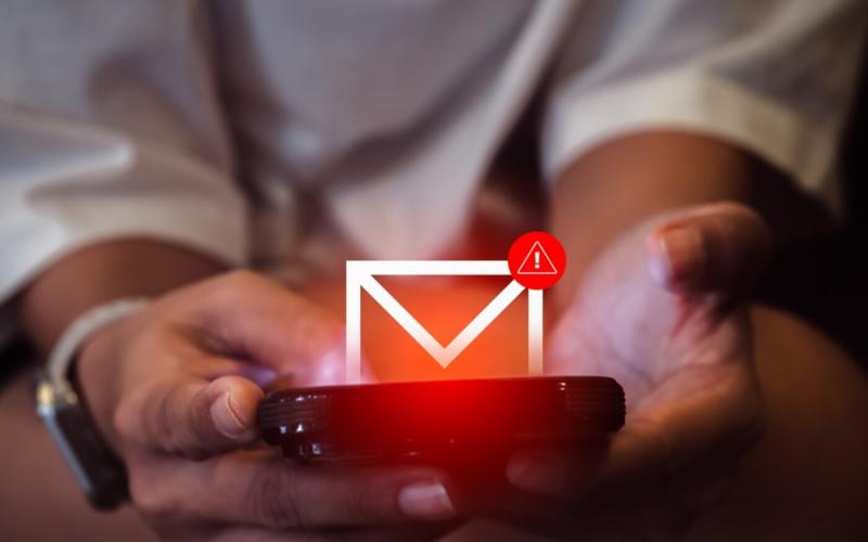 Az adósságokkal kapcsolatos csalások egyre inkább elterjednek, különösen telefonos és e-mailes formában. Az emberek figyelmét arra irányítják, hogy befizetetlen tartozásaik vannak, és sürgős intézkedést követelnek. Ezek a csalók gyakran hamis identitással
