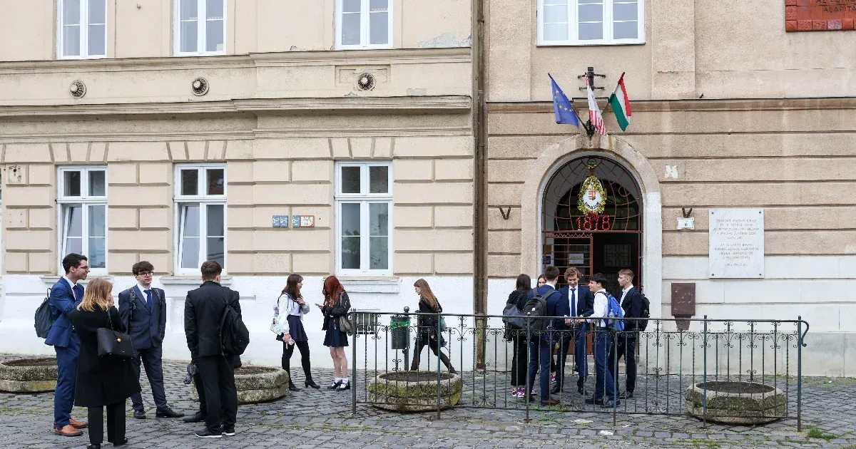 Az irodalmi kérdéssor egy olyan különös jelenség, amely sok diák számára komoly fejtörést okoz. A magyarérettségi után megkérdeztük a diákokat, és érdekes válaszokat kaptunk. Sokan úgy érzik, hogy a kérdések nem tükrözik a valós tudásukat, hanem inkább a 