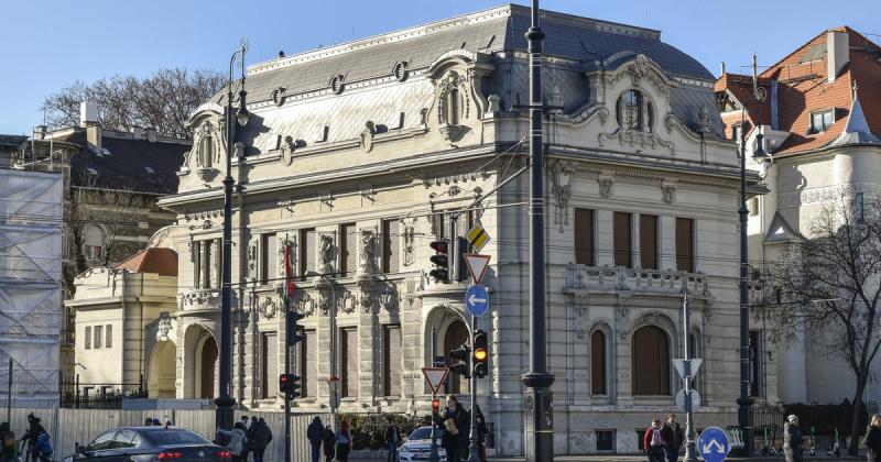 Bombariadó történt a budapesti Fidesz-székház közelében.