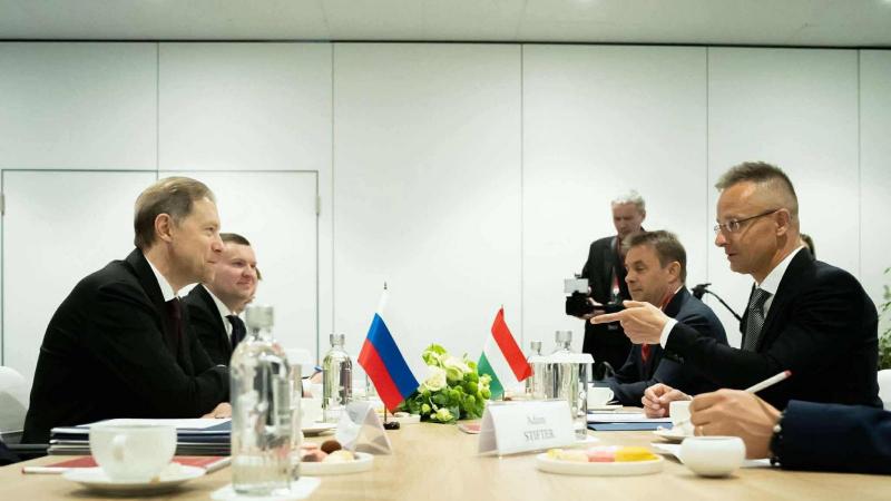 Szijjártó Péter Szentpétervárra látogatott, hogy megbeszéléseket folytasson olyan orosz kormánytagokkal és cégvezetőkkel, akik a szankciós listán szerepelnek.