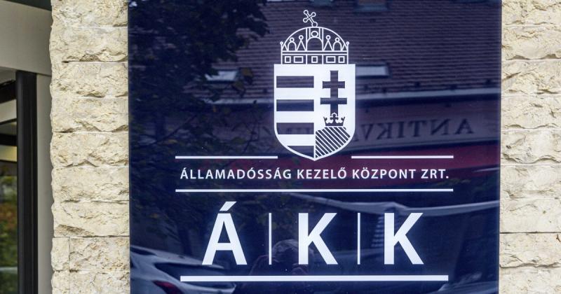 A magyar állam 1300 milliárd forint értékű forráshoz jutott, köszönhetően a dollárkötvények kibocsátásának.