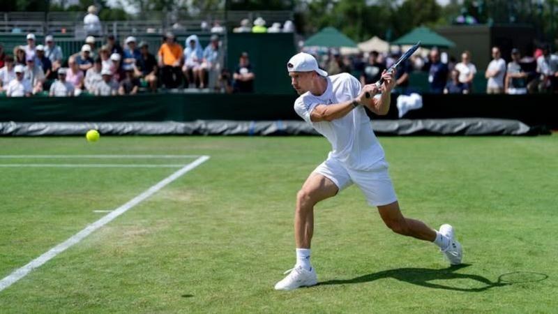 Fucsovics érzelmekkel teli pillanatai Wimbledonban, ahol a feszültség és a nyomás a csúcsra hágott. Az okai mélyebbek, mint csupán az ellenfél teljesítménye; a saját belső küzdelmei és a verseny súlya is közrejátszottak.
