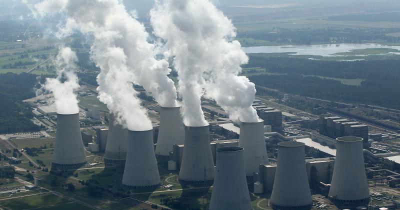 Az Európai Bizottság célja, hogy 2040-re a szén-dioxid és egyéb üvegházhatású gázok kibocsátását 90%-kal mérsékelje, ezzel hozzájárulva a fenntartható jövő építéséhez és a klímaváltozás hatásainak enyhítéséhez.