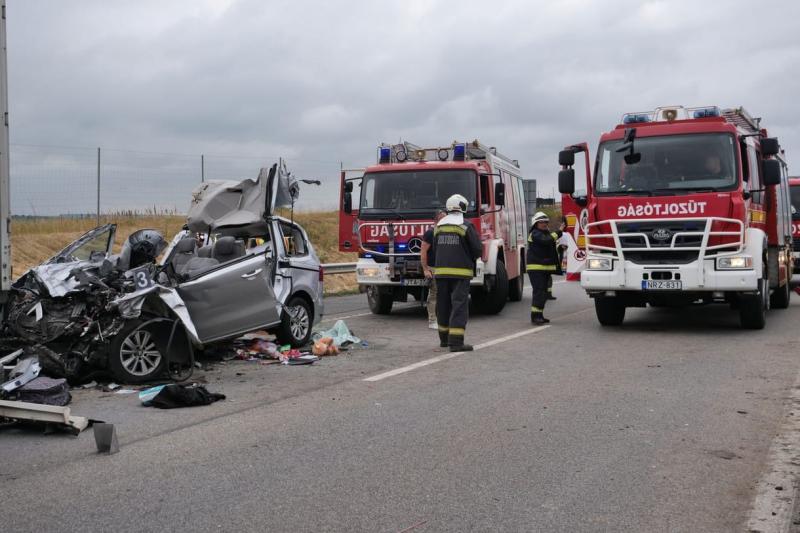 Egy tragikus baleset következtében egy gyermek és három felnőtt életét vesztette az M1-es autópályán.