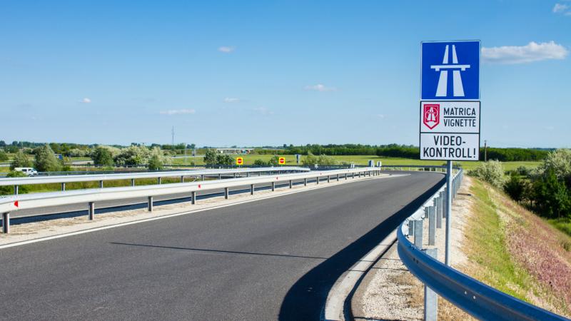 Baleset történt az M1-es autópályán, ezért a forgalom teljesen megállt.