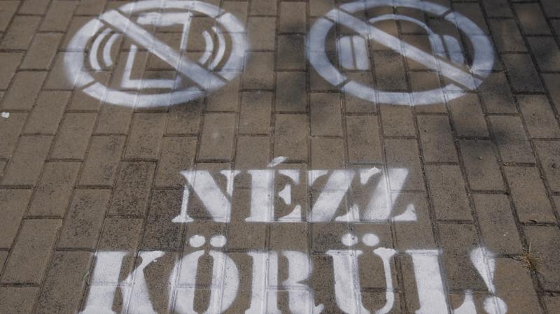 A MÁV egyedi figyelmeztető piktogramokat helyezett el a balatoni vasúti átjárókban, hogy felhívja a figyelmet a biztonságra.