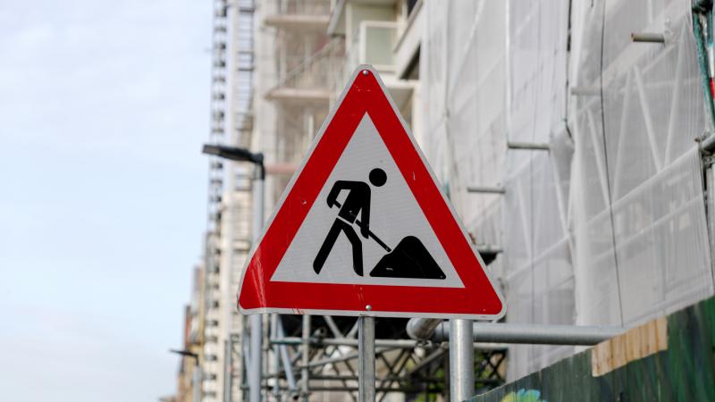 Feltúrják a Hegyalja utat, és éppen az iskolakezdés előtt! Az utca zaja és felfordulása már most érződik a levegőben, ahogy a diákok és szülők izgatottan készülnek az új tanévre.