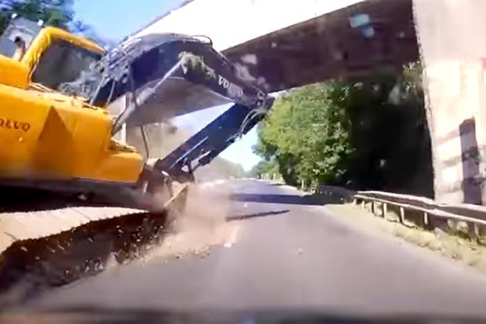 Pécs közelében egy markoló zuhant az úttestre, de a sofőr hihetetlen reflexeinek köszönhetően sikerült elkerülnie a balesetet. Az eset óriási szerencsével zárult, hiszen a baleset következmények nélkül zajlott le, és a sofőr épségben megúszta a helyzetet.