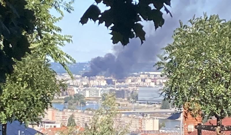 Angyalföldön, a sínek mentén, 500 négyzetméteren mágikus tűz táncol a vasúti talpfák között.