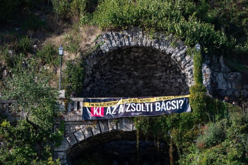 A DK tagjai egy különleges molinót helyeztek el a Gellért-hegy csúcsán, amely a 