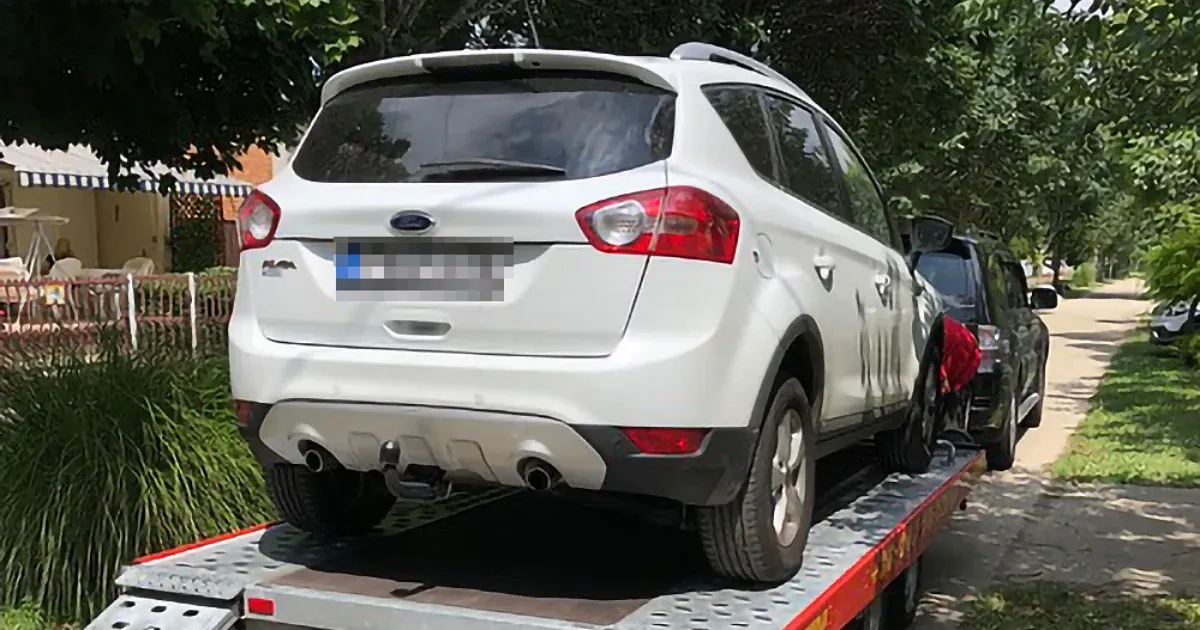 Ákos egy rejtett sérüléssel rendelkező Ford Kugát vásárolt, amit hosszú hat év pereskedés követett. Végül sikerült nyernie a jogi csatát, de a kártérítés, amit kapott, sajnos nem sokat ért.
