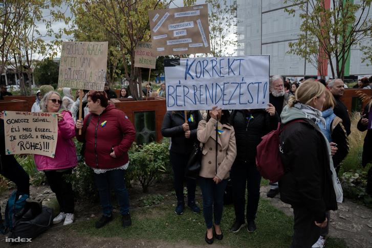A Karmelita épületét lyukas cipőkkel célozták meg a szociális munkások és köztisztviselők, akik ezzel próbálták felhívni a figyelmet a munkájukat érintő nehézségekre.