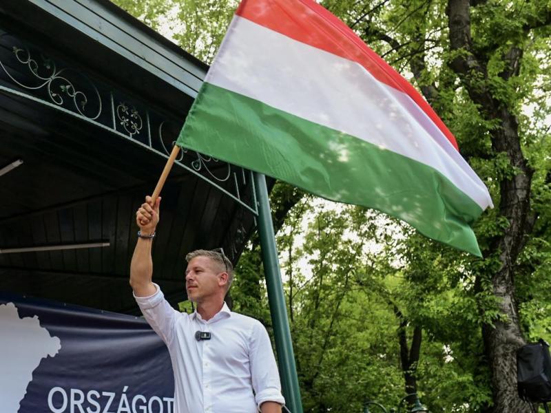 Magyar Péter reggel felkelt, és azonnal nekilátott, hogy megossza gondolatait Orbán Viktorral. Meghívta a fideszes politikai elit tagjait is a Tiszai Nemzeti Menetre, hogy együtt ünnepeljék a közös értékeket. Emellett nem tudta figyelmen kívül hagyni a le