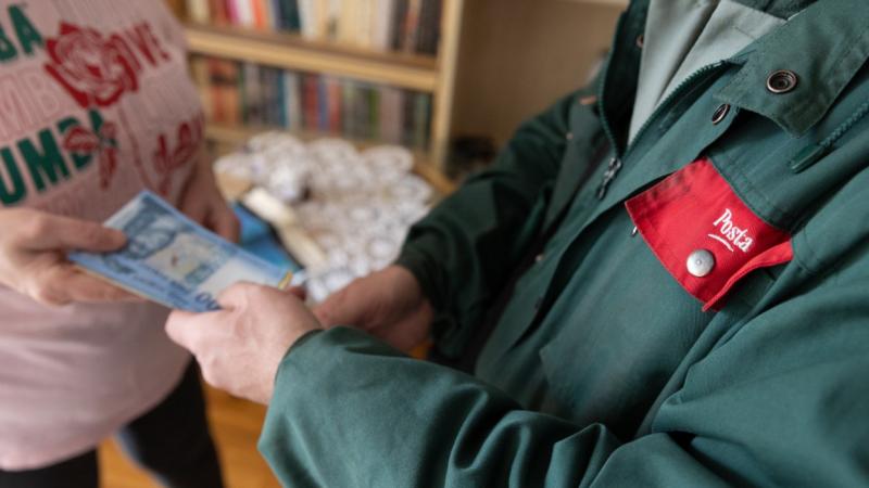 Lehetséges, hogy a 14. havi nyugdíj megvalósul Magyarországon? A Nyugdíjguru véleménye szerint a legszegényebb idősek számára jelentős anyagi támogatást nyújthatna. A Pénzcentrum cikkében részletesen bemutatják, hogy milyen összegek kerülhetnek a legnagyo