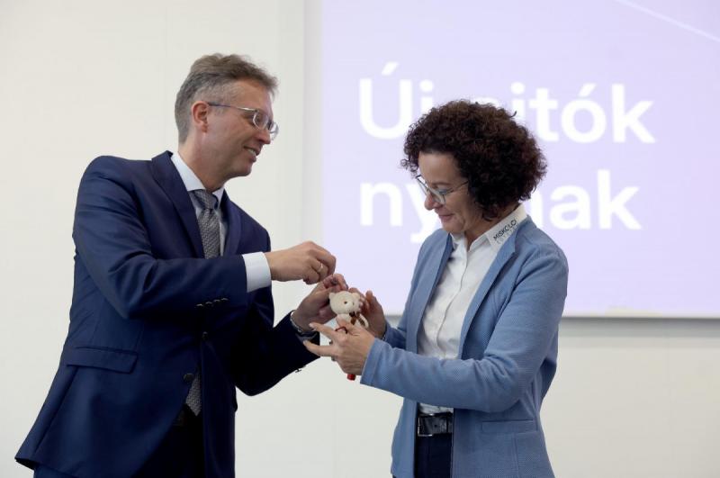 A kultúra mostantól otthonaink küszöbéig érkezik: egy izgalmas történelmi kezdeményezés veszi kezdetét, amely 2000 magyar településre hozza el az opera, a film és a hagyományok varázslatos világát.
