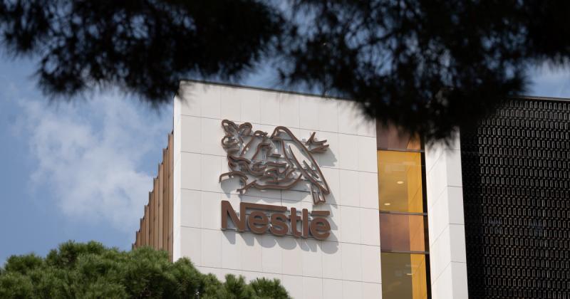 A Nestlé jelentős lépésre szánta el magát, mivel világszerte több mint tízezer munkavállaló elbocsátására készül. A cég tömeges leépítése komoly hatással lesz a globális munkaerőpiacra.