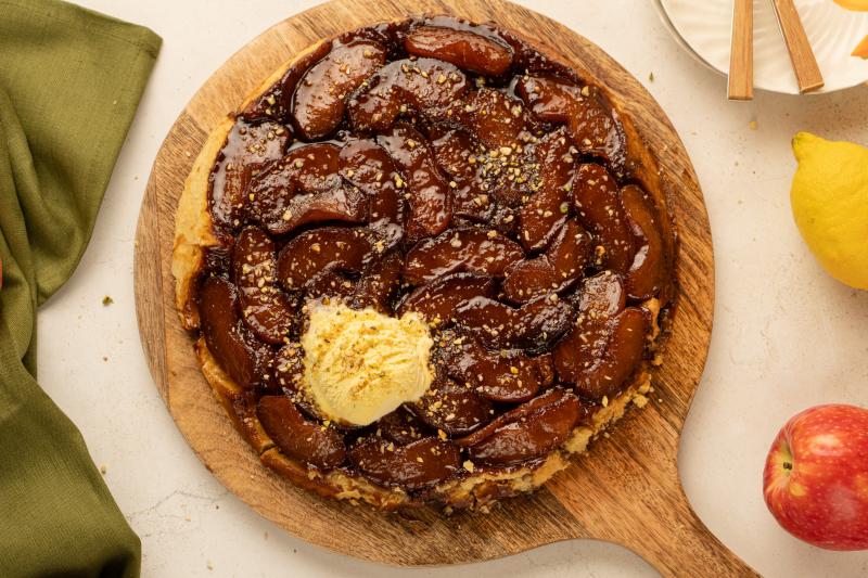 A Tarte Tatin, a francia konyha egyik igazi gyöngyszeme, egy kifordított almás torta, amely a klasszikus édességek közé tartozik. Az ízek harmonikus egyesítése és a karamellizált alma gazdag aromája teszi igazán különlegessé ezt a desszertet. A ropogós té